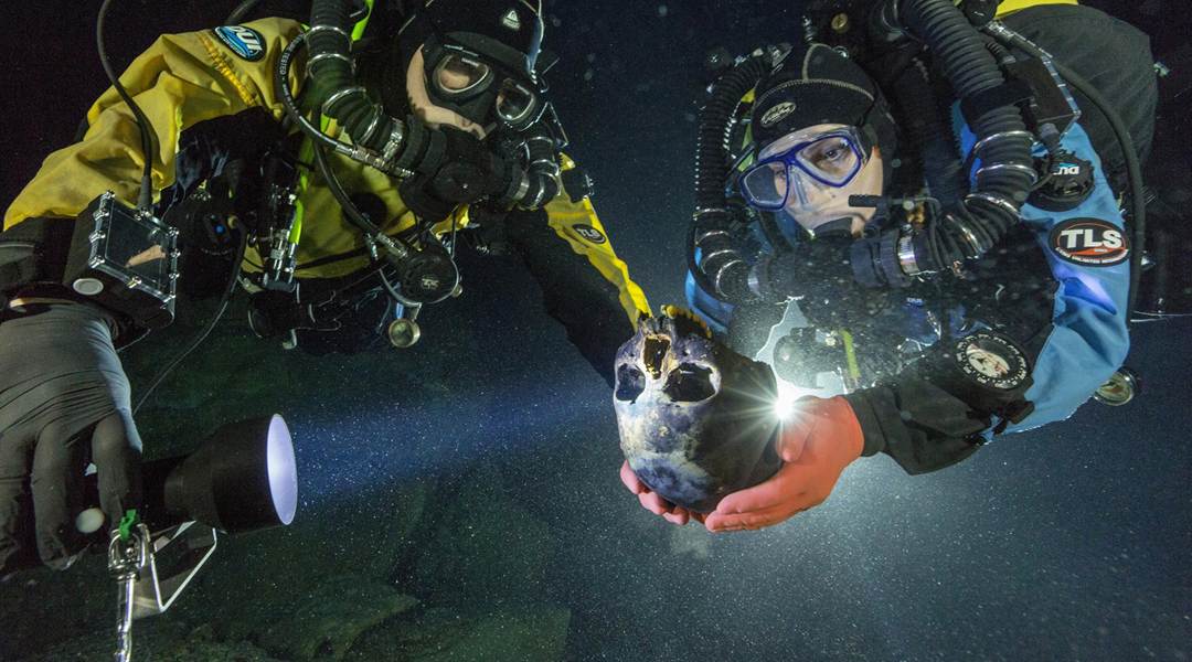 Image: Divers transport the Hoyo Negro skull 